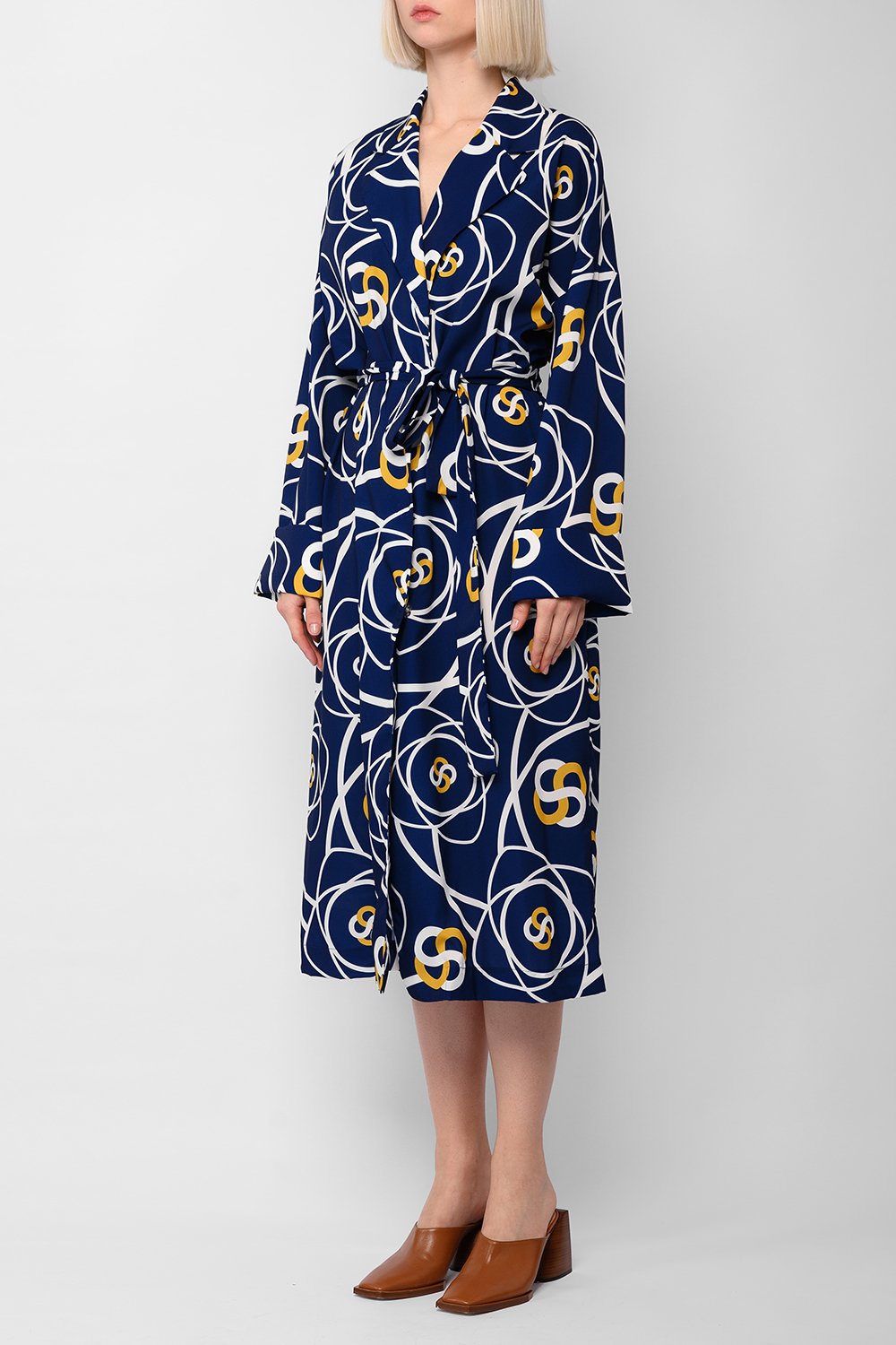 fashion-shooting-in-studio-professional-model-2026-01-11-08-52-25-utc